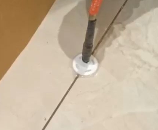 梁河瓷砖空鼓维修公司专业解答瓷砖在铺贴过程中，如果没有涂抹均匀到位的粘结材料（如水泥砂浆或瓷砖胶），可能会导致以下问题