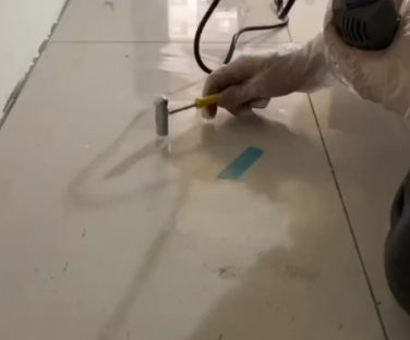 梁河瓷砖开裂维修公司专业分享瓷砖在铺贴前如果没有沥干水分，将会导致以下问题